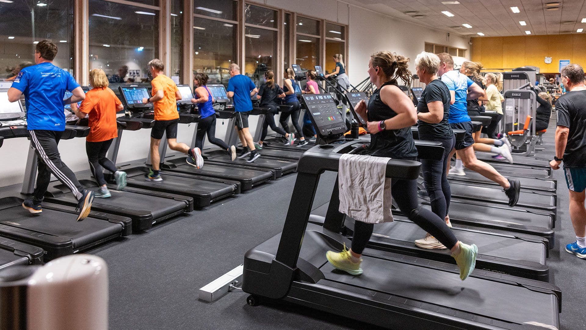 Gruppe med folk som løper på tredemøllene på 3T-Byåsen.