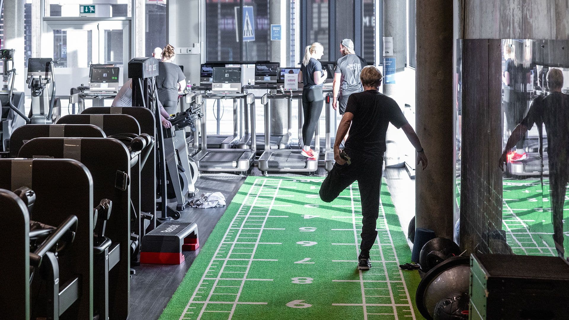 Mann tøyer ut i treningssalen på 3T-Melhus.